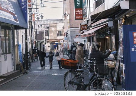 鵜の木駅前の商店街 東京都大田区 鵜の木駅前の商店街 東京都大田区 90858132