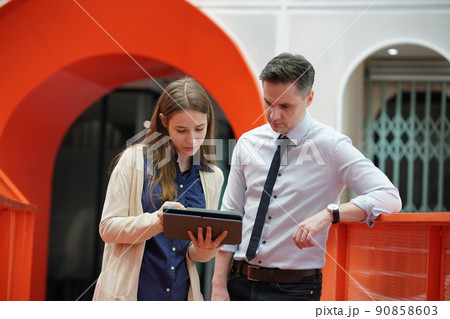 Business conversation 90858603