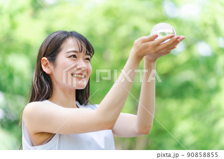 地球儀を持つ日本人女性(笑顔) 地球儀を持つ日本人女性(笑顔) 90858855