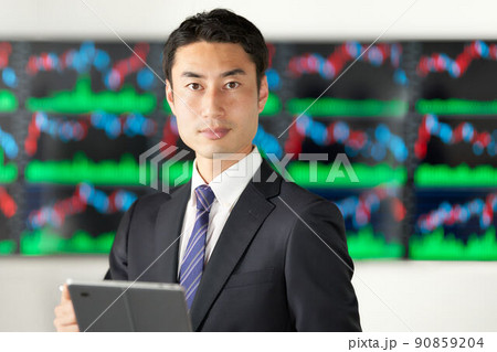 チャート画面の前に立ち視線を向けるビジネスパーソン 証券アナリスト トレーダー イメージ チャート画面の前に立ち視線を向けるビジネスパーソン 証券アナリスト トレーダー イメージ 90859204