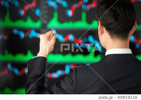 チャート画面の前でガッツポーズをするビジネスマンの手元 チャート画面の前でガッツポーズをするビジネスマンの手元 90859216