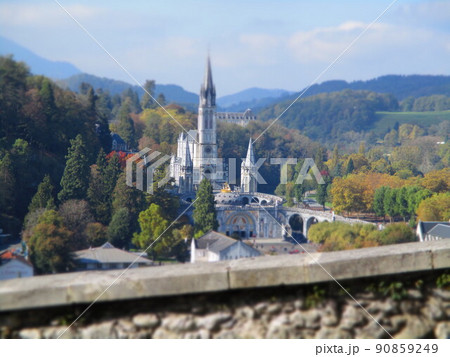 フランス　ルルド　ノートルダム・デュ・ロゼール大聖堂　ジオラマ風 90859249