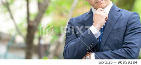 ビジネスマン　ポートレート　考える 90859384