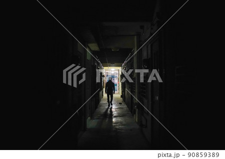 暗い路地を歩く男 90859389