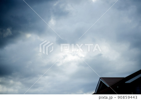 雨が降る前のどんよりした雲の天気 雨が降る前のどんよりした雲の天気 90859443