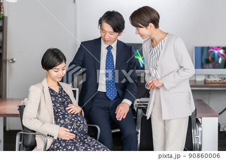 ビジネスシーン　チーム　妊婦 90860006