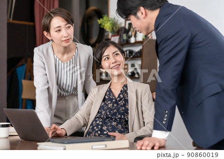 ビジネスシーン　チーム　妊婦 90860019