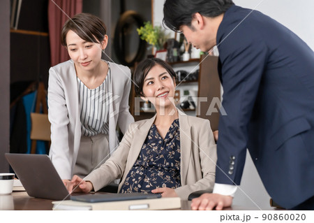 ビジネスシーン　チーム　妊婦 90860020