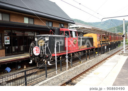 京都の嵯峨野トロッコ列車 秋の嵯峨駅 京都の嵯峨野トロッコ列車 秋の嵯峨駅 90860490
