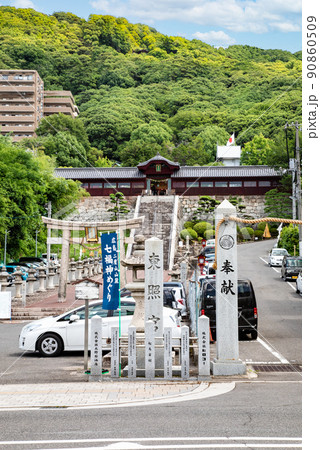 東照宮の前面風景です。徳川家康公を御祭神にした神社です。被爆建物があります。広島県 90860509