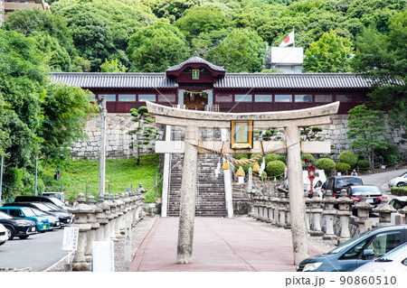 東照宮の前面風景です。徳川家康公を御祭神にした神社です。被爆建物があります。広島県 90860510