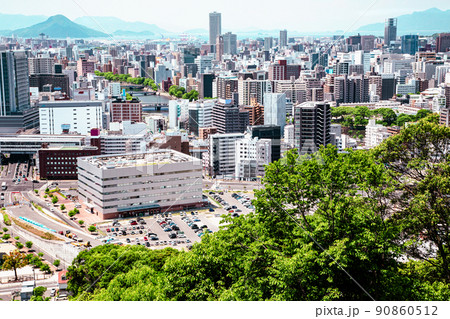 広島駅北側の二葉山山頂からの広島市街地俯瞰風景です。南方面の宇品、似島、瀬戸内海が見えます。広島県 広島駅北側の二葉山山頂からの広島市街地俯瞰風景です。南方面の宇品、似島、瀬戸内海が見えます。広島県 90860512