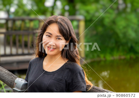 濠を背景に笑顔の女性 濠を背景に笑顔の女性 90860572