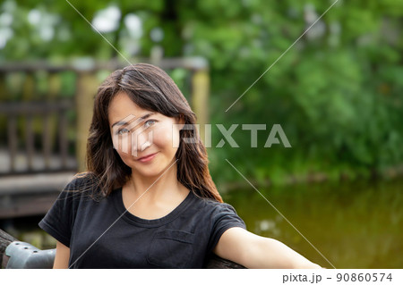濠を背景に笑顔の女性 濠を背景に笑顔の女性 90860574
