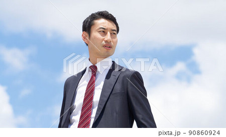 真剣な表情で遠くをみつめるビジネスパーソン 90860924