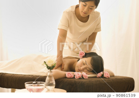 エステ　若い女性　ビューティ　 90861539