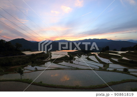 高須の棚田　夕暮れ時　（高知県　土佐町） 90861819