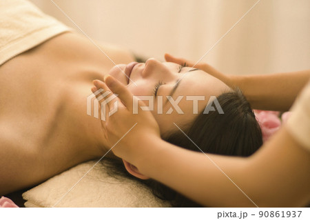 エステ　若い女性　ビューティ　 90861937