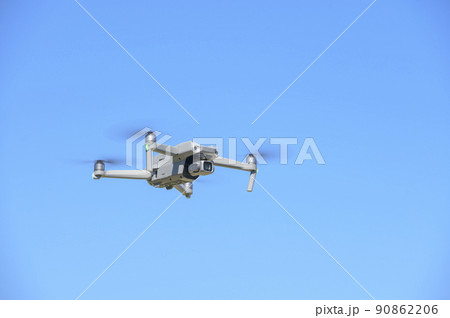 飛行中のドローン(空バック) 飛行中のドローン(空バック) 90862206