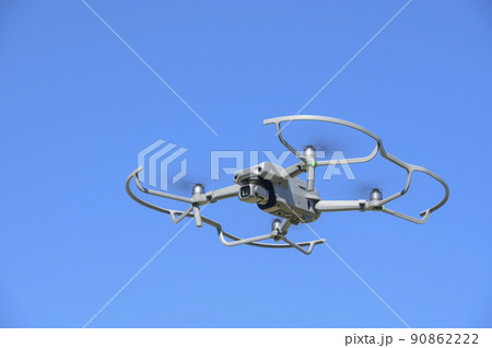 飛行中のドローン(空バック) 飛行中のドローン(空バック) 90862222
