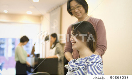 ヘアサロン 若い女性 ビューティ ヘアサロン 若い女性 ビューティ 90863053