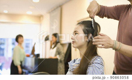 ヘアサロン 若い女性 ビューティ ヘアサロン 若い女性 ビューティ 90863058
