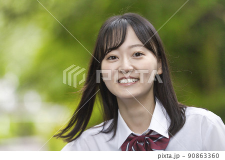 笑顔の女子高校生 90863360