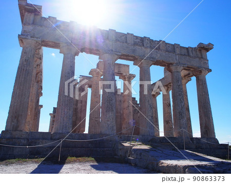 ギリシャ　エギナ島のアファイア神殿 90863373