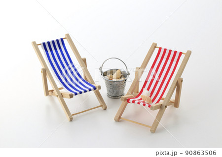 ビーチチェアと潮干狩り_初夏の気配を感じて 90863506
