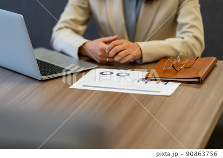 オフィスとビジネスと女性 90863756