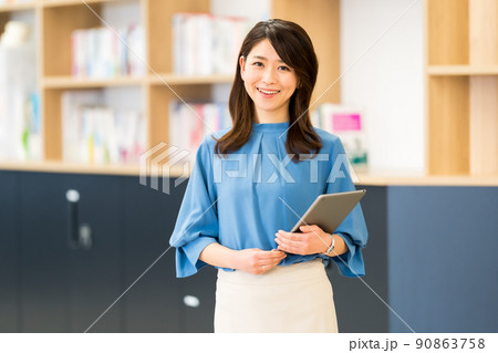 女性とオフィス 90863758