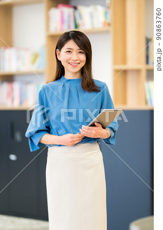 女性とオフィス 女性とオフィス 90863760
