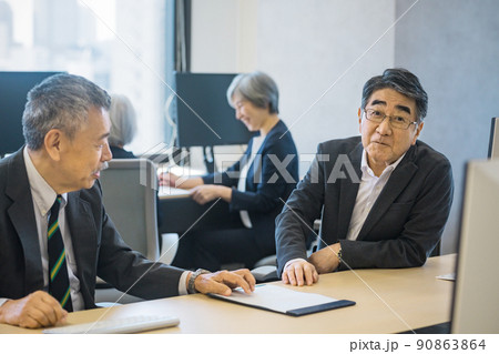 オフィスで働くスーツ姿のシニアビジネスマン 90863864