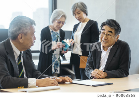 オフィスで働くスーツ姿のシニアビジネスマン 90863868