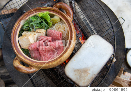 キャンプのすき焼き 90864692