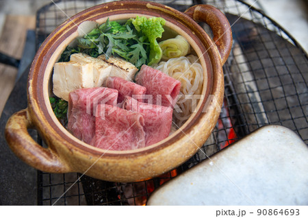キャンプのすき焼き 90864693
