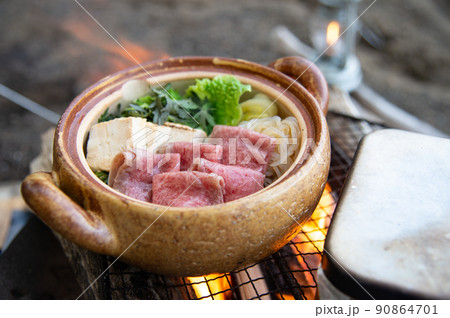直火で作ったキャンプ飯 〜すき焼きとごはん〜 90864701