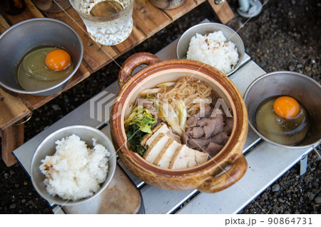キャンプのすき焼き 90864731