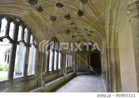 ハリーポッターの舞台になったイギリス　コッツウォルズのレイコック寺院 　コッツウォルズ 90865321