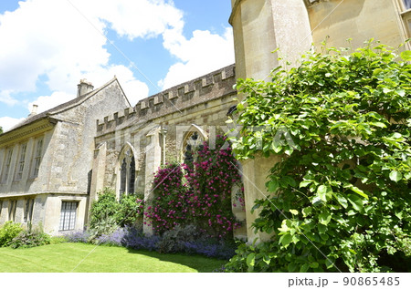 ハリーポッターの舞台になったイギリス　コッツウォルズのレイコック寺院 90865485