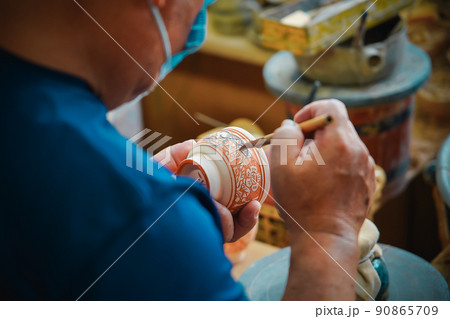 焼き物に絵柄を付ける職人2 90865709