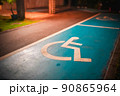 夜の車椅子マークの駐車場 90865964