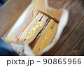 袋の中に入っているたまごサンド 90865966