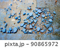剥がれて粉々になった青いタイル 90865972