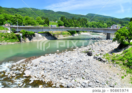志久見橋(千曲川、志久見川合流部)より宮野原橋／千曲川方面を望む(新潟県津南町)【2022.5】 90865974