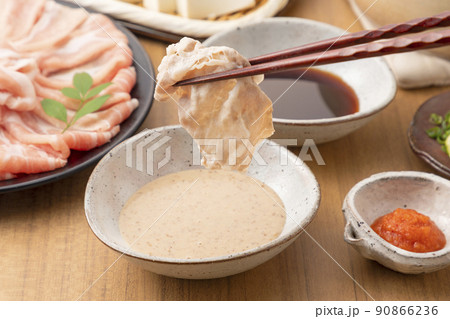 豚しゃぶを胡麻だれにつける 90866236