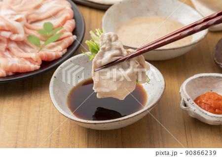 豚しゃぶをポン酢だれにつける 90866239