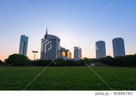 千葉市美浜区 夕暮れの幕張新都心の高層ビル群 幕張海浜公園から 千葉市美浜区 夕暮れの幕張新都心の高層ビル群 幕張海浜公園から 90866765