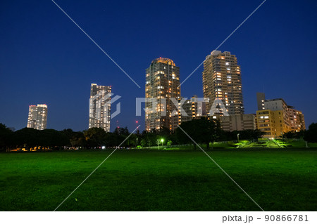 千葉市美浜区 夜の幕張新都心、高層マンション郡 90866781