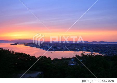 【鳥取県】米子城から見た夕焼け（中海） 90867020
